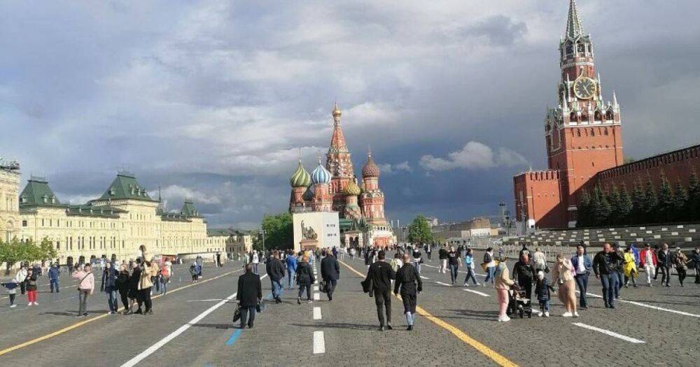 На Красной площади Москвы заметили разметку цветов флага Украины (видео)