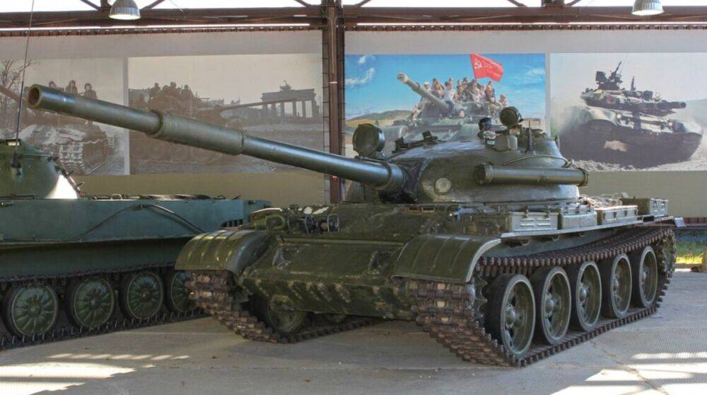 Оккупанты приволокли древние танки Т-62 в Херсонскую область и лихорадочно укрепляются