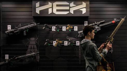Почему в США не запрещают продажу оружия: новый спор после бойни в школе Техаса