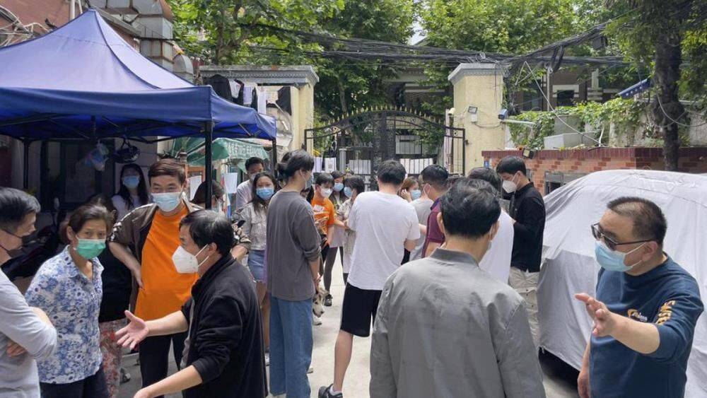 Жители Шанхая требуют отмены коронавирусных ограничений