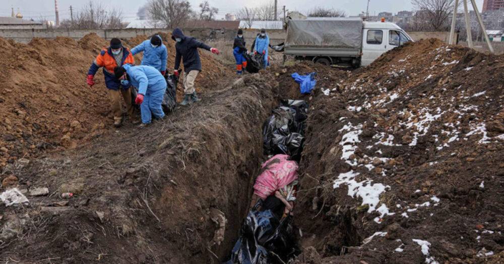 В Мариуполе россияне свозят в супермаркет трупы, которые вымыло из могил: есть сильная угроза эпидемии (ФОТО 18+)