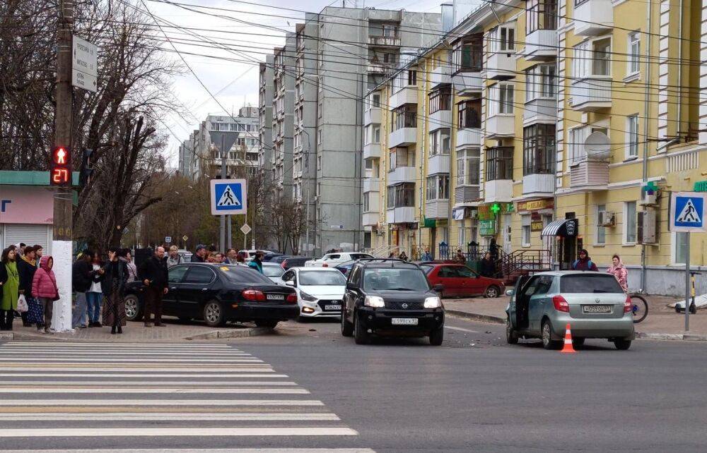 Девушка пострадала в столкновении двух автомобилей на проспекте Калинина в Твери