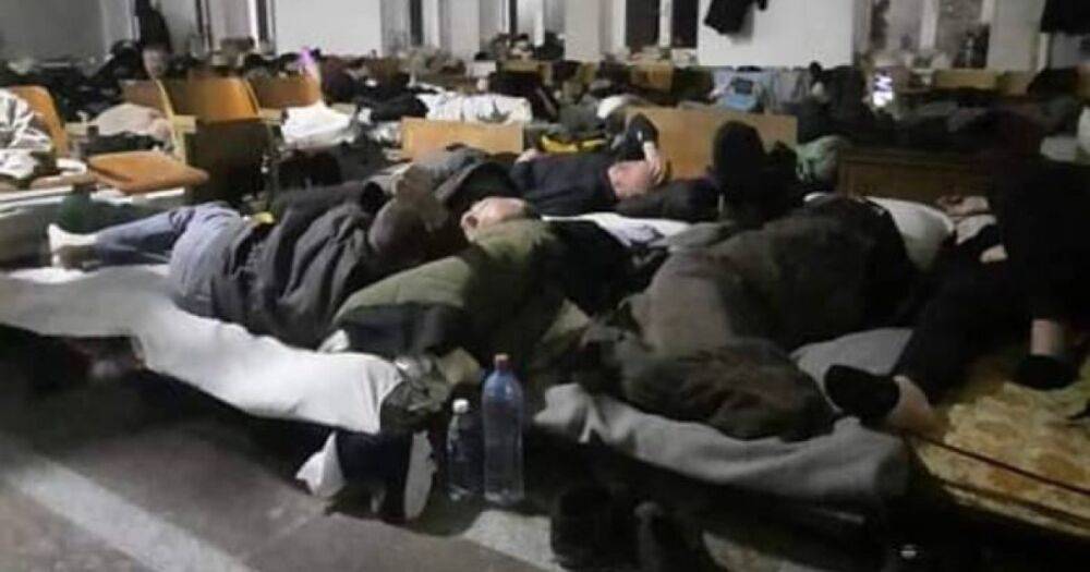 Кормят раз в сутки: ВС РФ две недели удерживают эвакуированных из Мариуполя мужчин (фото)