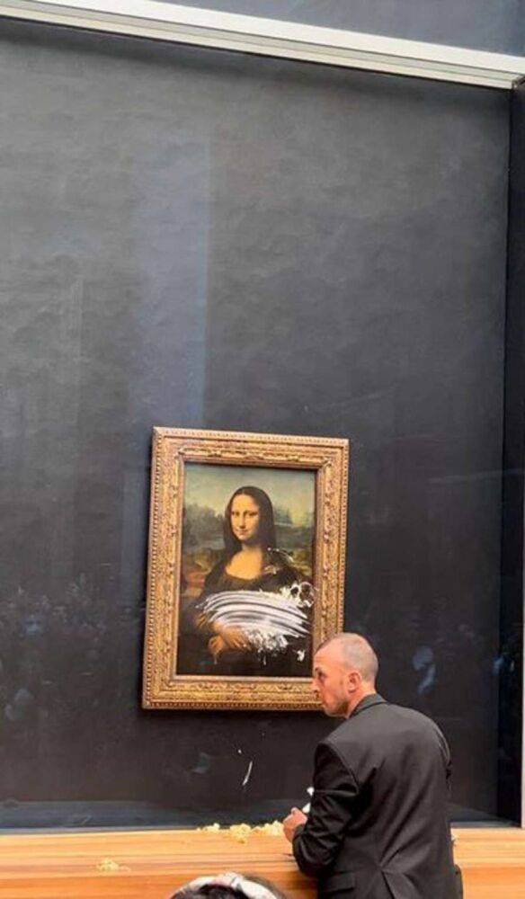 В парижском Лувре совершено нападение на знаменитую "Джоконду" Леонардо да Винчи