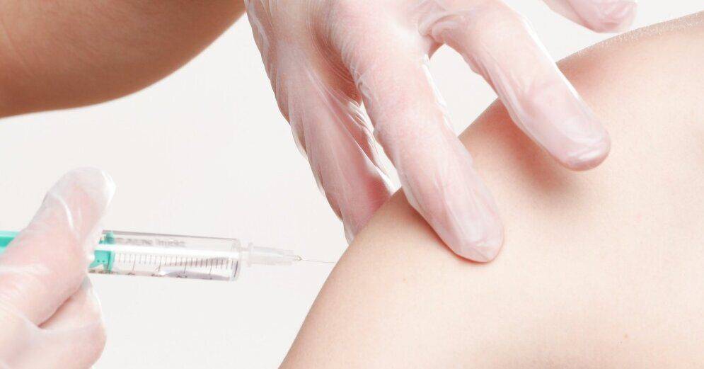 В Литве людей из группы риска начали прививать четвертой дозой вакцины от Covid-19