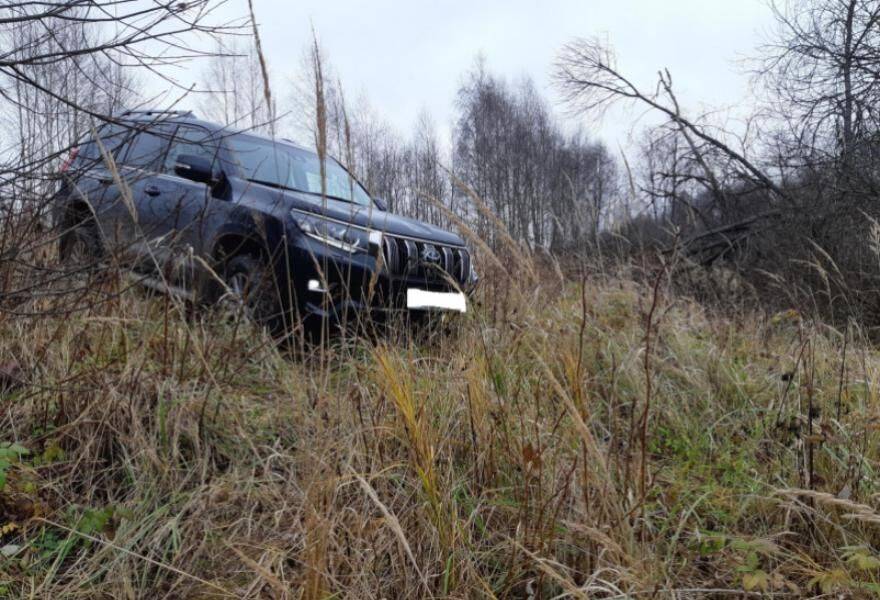 Угонщика, бросившего люксовый внедорожник в поле Тверской области, нашли благодаря экспертизе ДНК