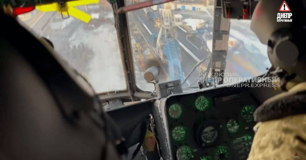 Появилось видео пролета украинских вертолетчиков к заблокированным бойцам на "Азовстали"