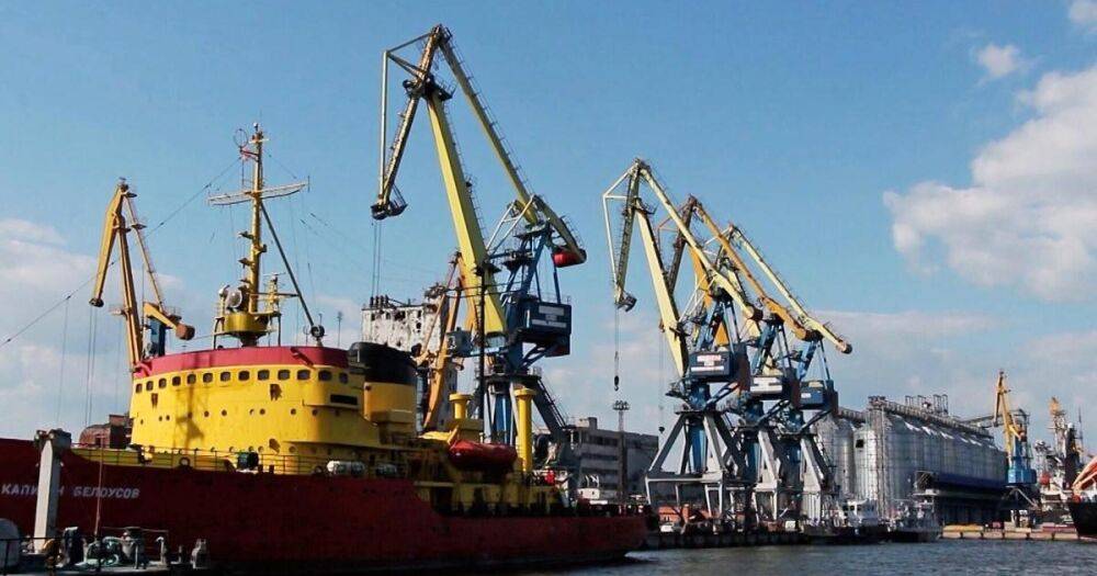 "Появился торговый флот". Донецкие боевики присвоили суда, застрявшие в порту Мариуполя