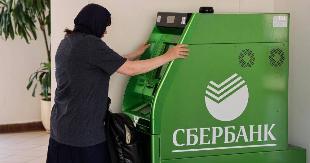 Хакеры "слили" данные карт 100 тыс. клиентов Сбербанка: россияне могут остаться без денег