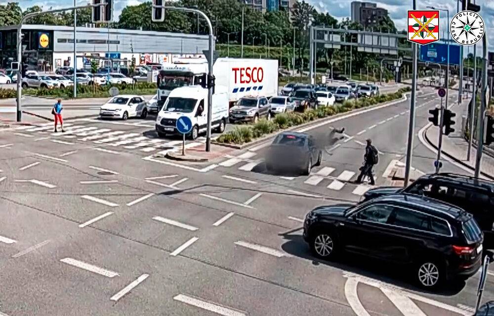 Чешская полиция показала видео жуткого ДТП с пешеходом