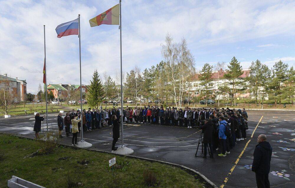 В Тверской области больше 200 школ присоединились к традиции поднимать флаг и петь гимн