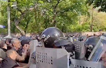 Между протестующими и полицией у парламента Армении начались стычки
