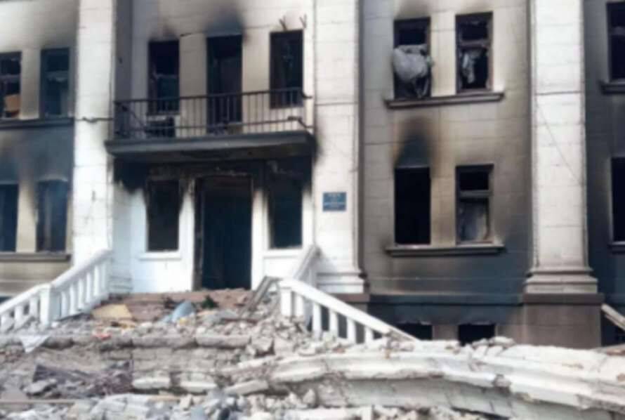В Мариуполе в результате авиаудара российских оккупантов по Драмтеатру погибли 600 человек