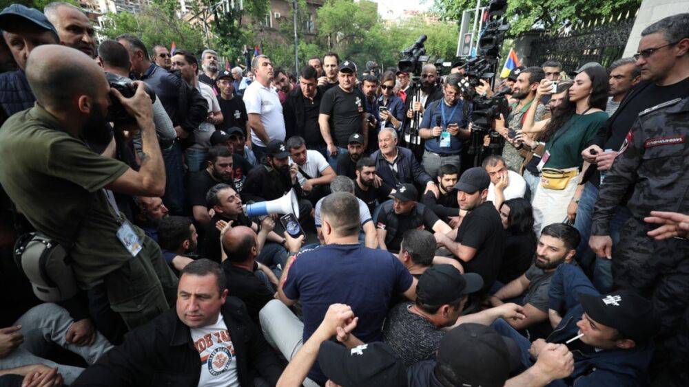 В Ереване многотысячная толпа окружила здания парламента и МИДа