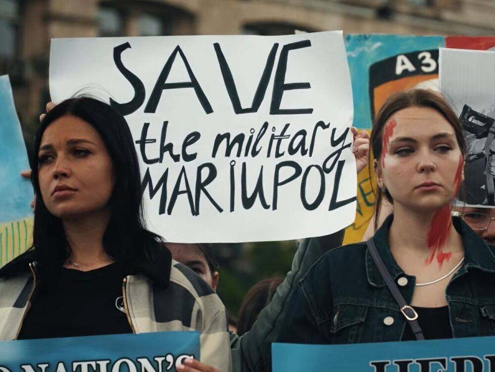 Родные и друзья защитников Мариуполя призвали проводить акции по всему миру с требованием эвакуации из "Азовстали". Видео