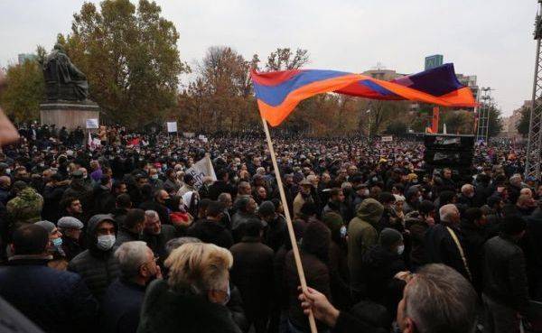 Акции протеста в Ереване: протестующие пошли на штурм МВД Армении