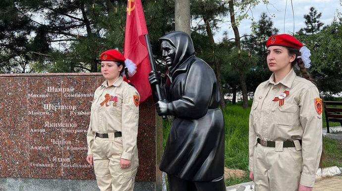 Оккупанты в Мариуполе установили "бабку с флагом СССР" и возвращают старые въездные знаки