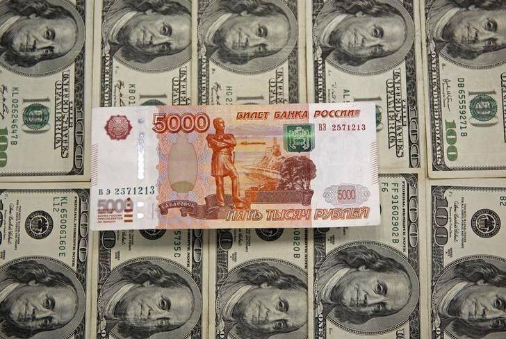 Курс доллара упал ниже 66 рублей впервые с марта 2020 года