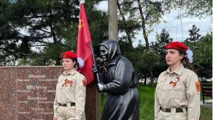 Путин отправил в Мариуполь своего эмиссара открывать памятник бабушке с красным флагом
