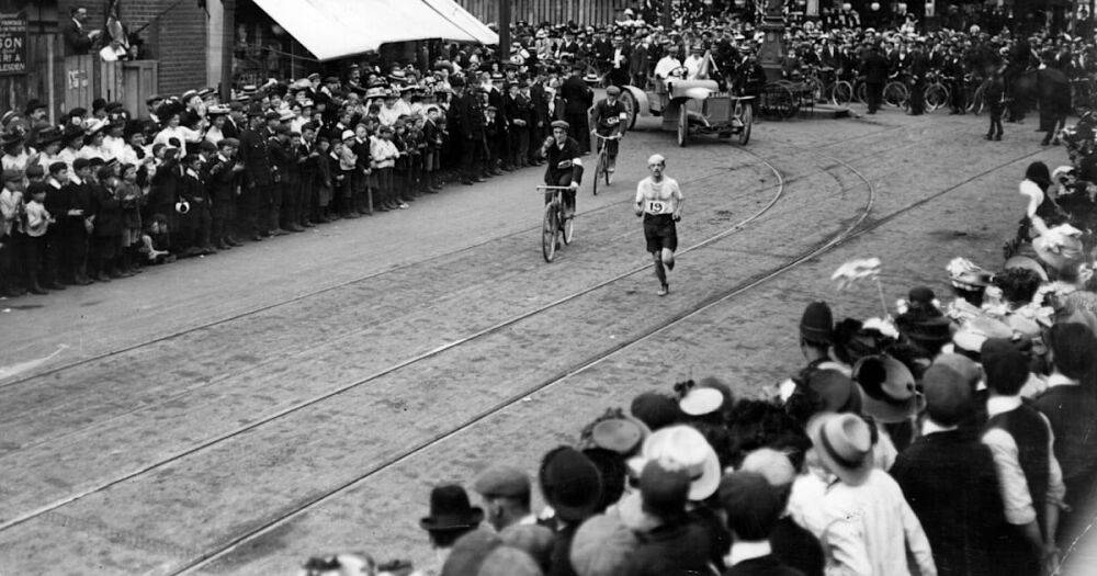 Самый долгий марафон в истории Олимпийский игр. Японец финишировал спустя 54 года после старта