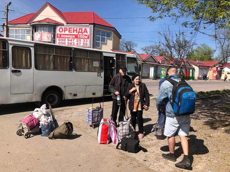 "Уезжать - отказываются": из Луганщины сегодня удалось эвакуировать только 40 человек