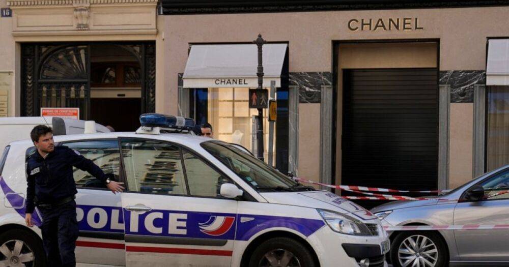 Прохожие сняли ограбление ювелирного бутика Chanel в центре Парижа (видео)