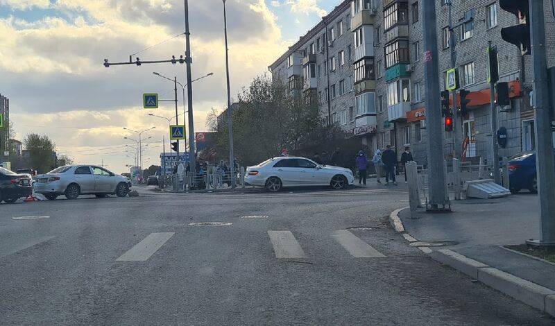 В Тюмени на Московском тракте Mercedes выскочил на тротуар из-за аварии