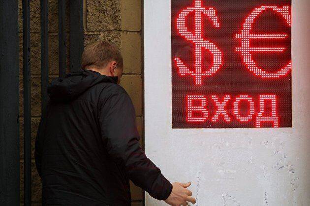 Рубль резко усиливает падение во второй половине торгов: доллар уже по 69,3 рубля, евро - 73,6 рубля