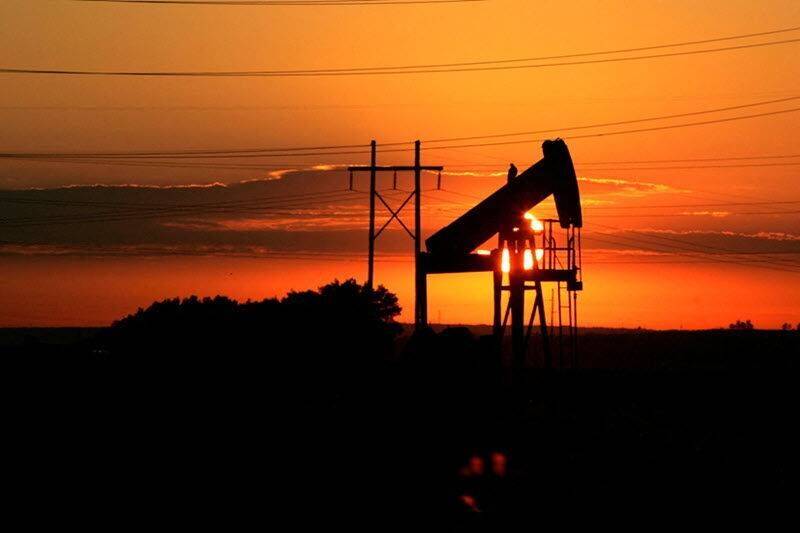 Нефть может завершить ростом третью неделю подряд