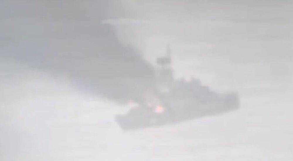 Горит и сильно дымит: появилось видео фрегата "Адмирал Макаров", который подбили ВСУ "Нептуном"