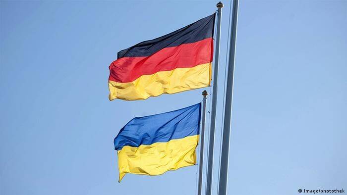 У Берліні заборонили українські та російські прапори на заходах 8-9 травня: реакція посла