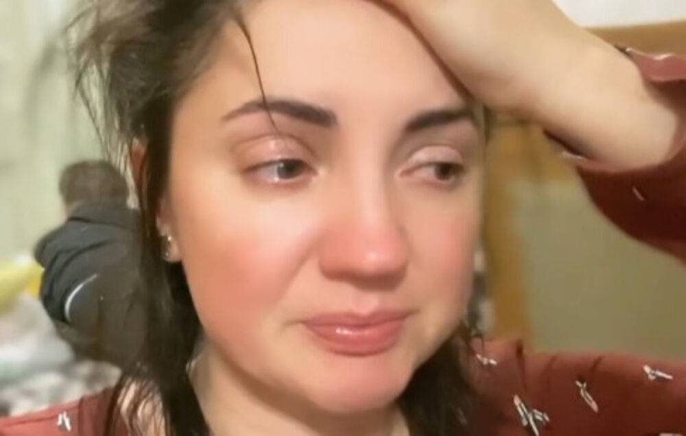 Цибульская в слезах показала вещи из разрушенного родительского дома: "Тут вся моя жизнь"