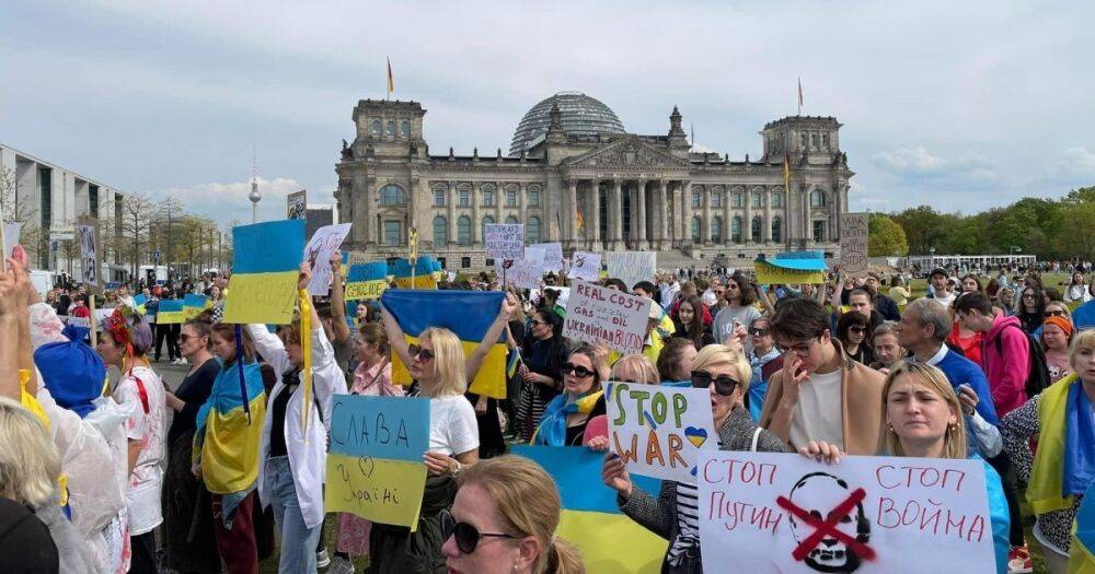 "Пощечина Украине": посол возмутился запретом на украинскую символику в Берлине 8-9 мая