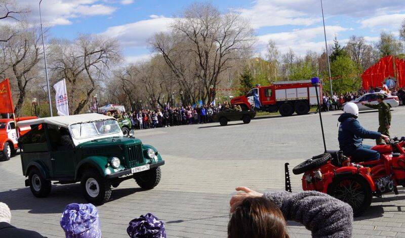 Колонна раритетных машин прокатилась до сквера Комсомольский в Тюмени