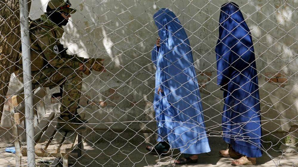 Талибы* обязали женщин носить паранджу