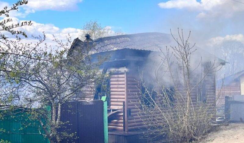 В Тобольске на улице Лермонтова пламя сильно повредило дом