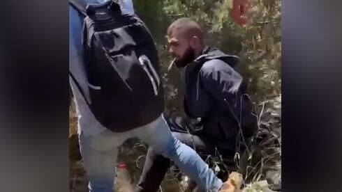 Видео: террорист показал, где спрятал топор, - и получил разрешение закурить