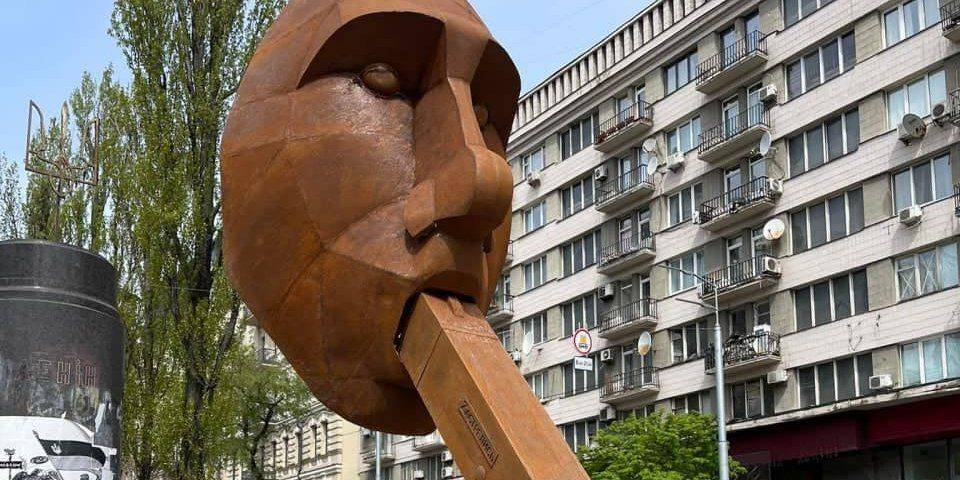 «Zастрелись». В центре Киева установили инсталляцию — голову Путина с пистолетом во рту