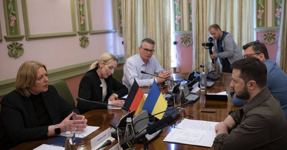 Зеленский обсудил с главой Бундестага поставки оружия и восстановление Украины