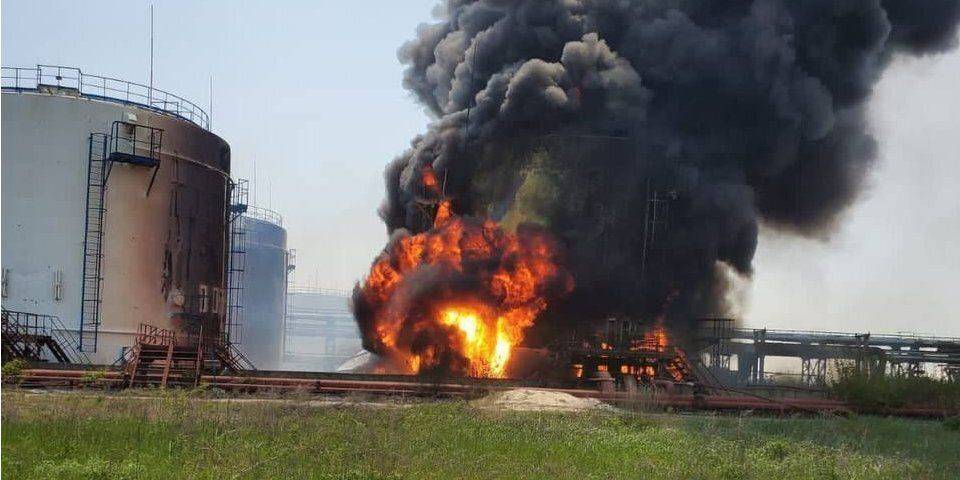 В Луганской области оккупанты снова обстреляли нефтеперерабатывающий завод: есть угроза взрыва