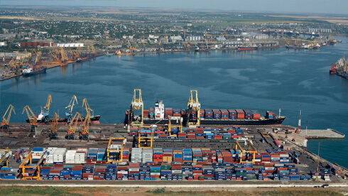 В украинских портах заблокировано 70 судов, из них 6 иностранных – в Мариуполе