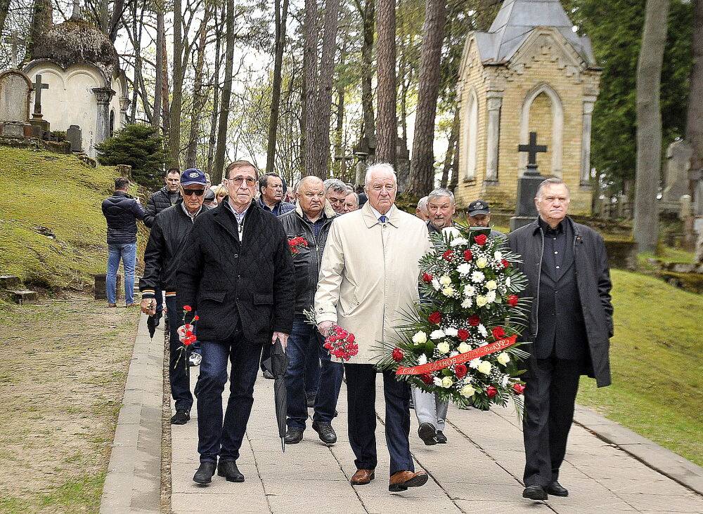 Сегодня жители Вильнюса возлагали цветы на могилы советских воинов