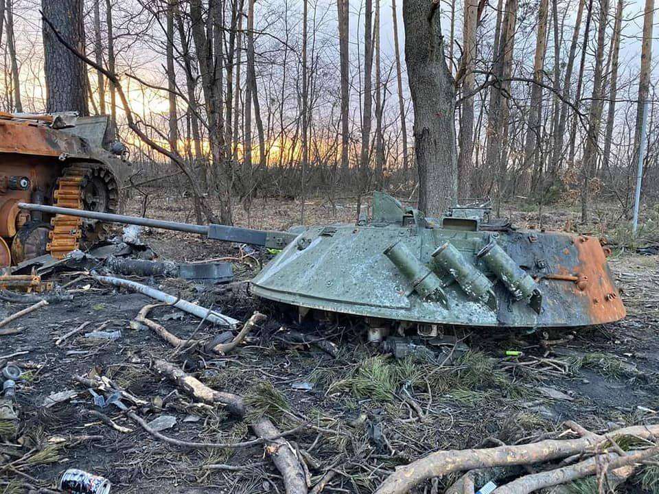 На Луганському та Донецькому напрямках знищено десятки танків та іншої бронетехніки окупантів