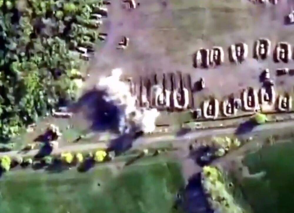 Загнали на несколько метров в землю: наши десантники накрыли артиллерией огромную колонну оккупантов - видео