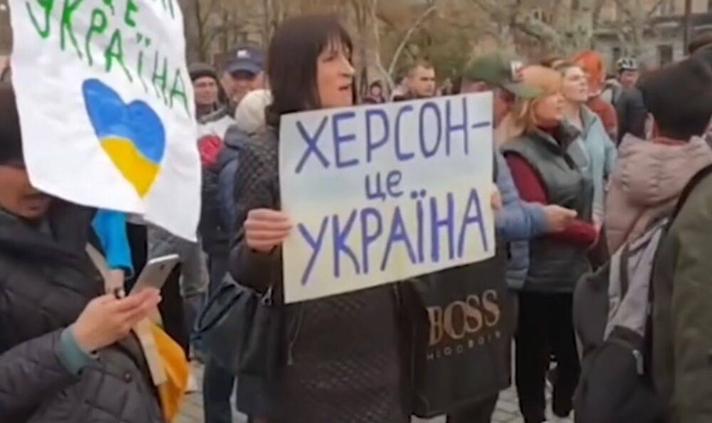 Угрожают пленом: на Херсонщине оккупанты начали вымогать деньги в украинцев на блокпостах