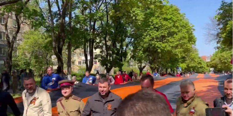 «Карнавал на фоне канонады из Азовстали». Оккупанты завезли в Мариуполь людей из Донецка и Новоазовска для «празднования 9 мая»
