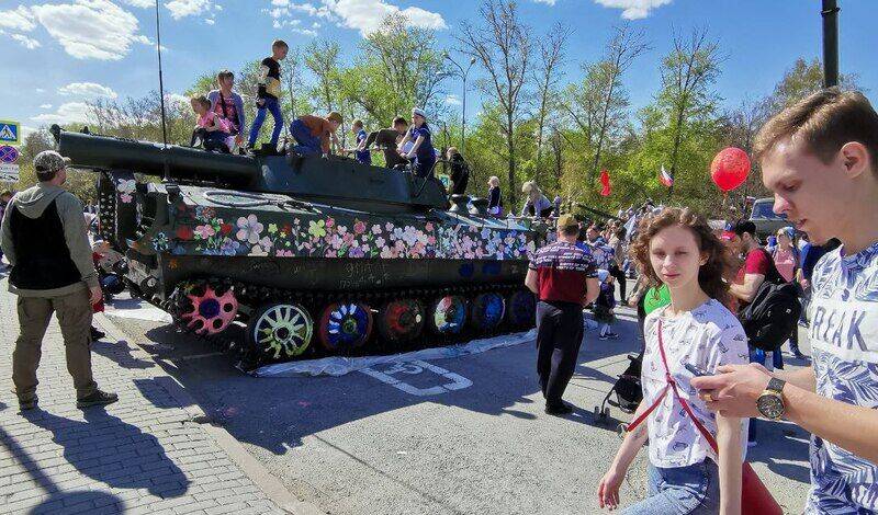 Юные тюменцы разрисовали танки у Технопарка цветами