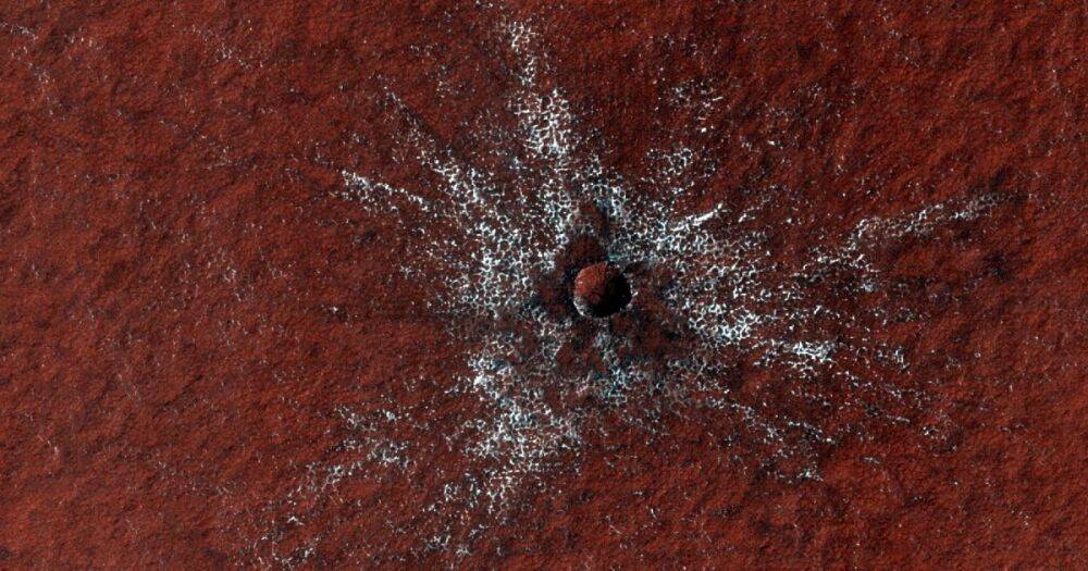 Астероиды бомбят Красную планету. Ученые обнаружили на Марсе свежий кратер (фото)