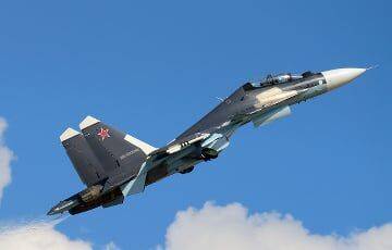Российские летчики выстреливают боеприпасы в полях