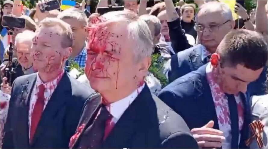 Российского посла в Польше на 9 мая облили «кровью» (ВИДЕО)